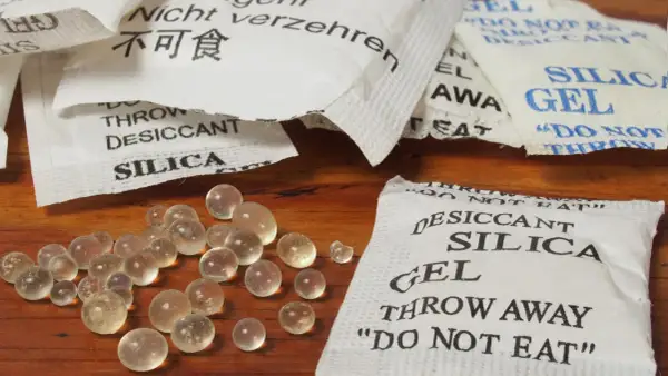 Silica-Gel-Beutel und Kügelchen, die Feuchtigkeit absorbieren. Was ist Silica? Ein Trockenmittel, das vor Nässe schützt.