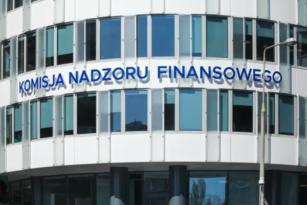 Ile zarabia doradca inwestycyjny? Pensje, licencja KNF i realia branży