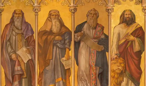 Czterech proroków Starego Testamentu w bogatych szatach, trzymających zwoje. Jeden z nich, Daniel, głaszcze lwa.