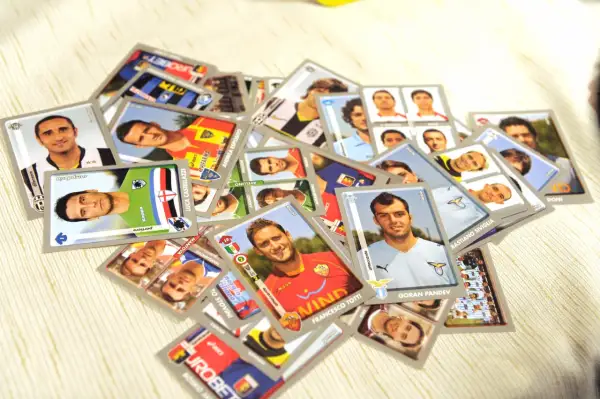 Collezione di figurine Panini di calciatori, tra cui Totti e Pandev. Alcune di queste potrebbero essere tra gli album Panini più rari.