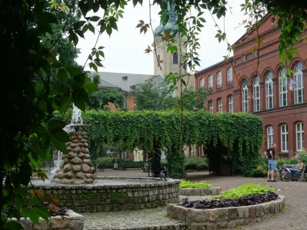 Fontanna i zielone arkady w centrum miasta, idealne miejsce na relaks. Odkryj atrakcje Leszna i okolic!