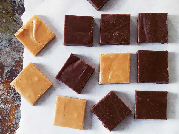 Fudgebitar i två färger, choklad och ljusare karamell. Perfekt fudge temperatur för en härlig konsistens.