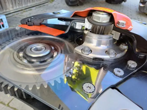 Widok mechanizmu napędowego listwy tnącej do kosiarki listwowej z widocznym łożyskiem i zębatką.