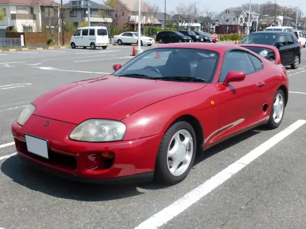 Czerwona Toyota Supra, sportowe coupe, które budzi pytania: toyota supra ile ma koni?