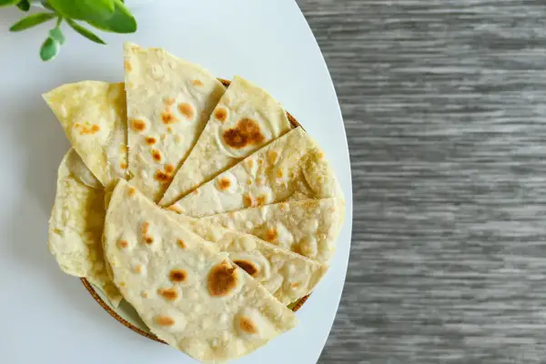 Des morceaux de pain libanais dorés et moelleux, prêts à être dégustés.