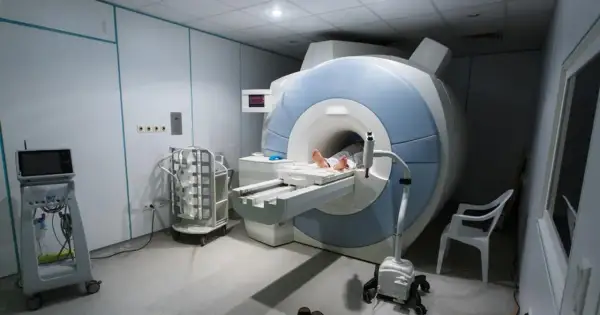 Gabinet rezonansu magnetycznego. Pacjent leży na stole aparatu MRI, przygotowany do badania. Sprawdź rezonans magnetyczny - cennik.