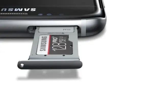 Insertando una tarjeta micro SD Express de 128GB en un teléfono Samsung para expandir su almacenamiento.