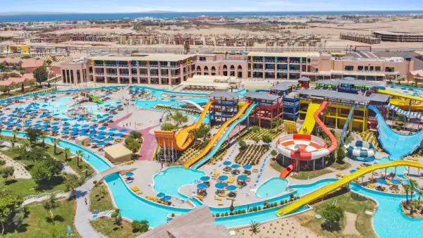 Największy aquapark w Egipcie oferuje mnóstwo zjeżdżalni i basenów, idealnych na rodzinne wakacje.