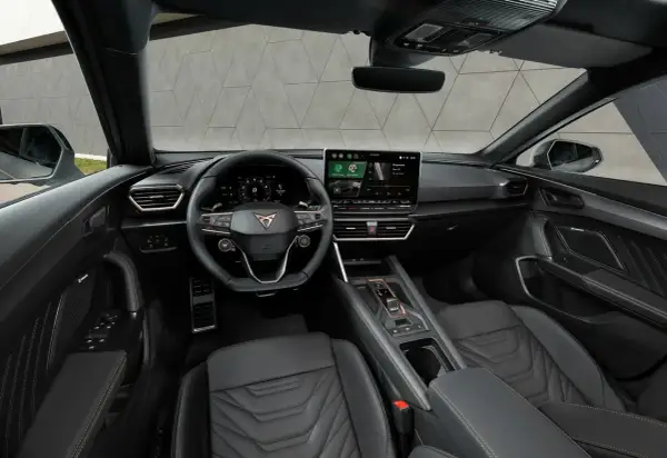 Interni sportivi e moderni della Cupra Formentor: volante con logo, ampio display centrale e sedili in pelle con cuciture a contrasto.