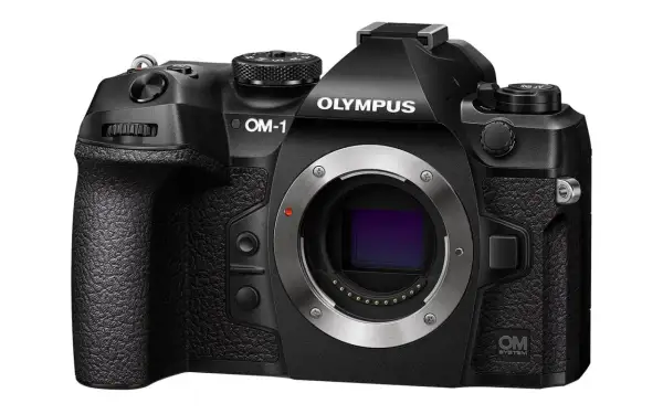 Czarny aparat OM-1 z obiektywem.