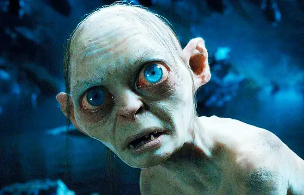 Gollum, med sina stora blå ögon, ser ut att vara med i en ny Sagan om Ringen film. Hans ansikte är skrynkligt och hans mun är öppen.