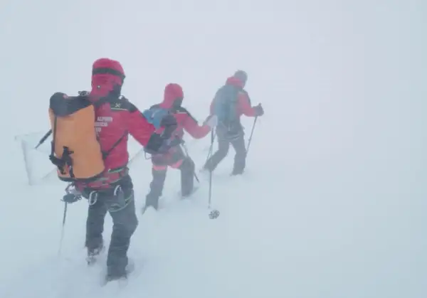 Alpinisti in marcia sul Gran Sasso, immersi in una bufera di neve. L'avventura è dura, ma la passione li guida.