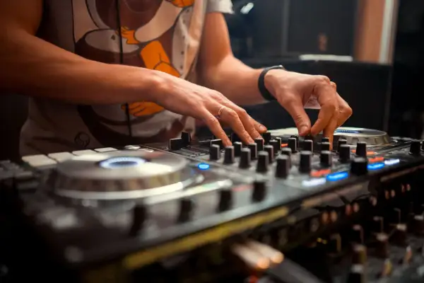 DJ na wesele: Ile kosztuje? Uniknij ukrytych opłat!