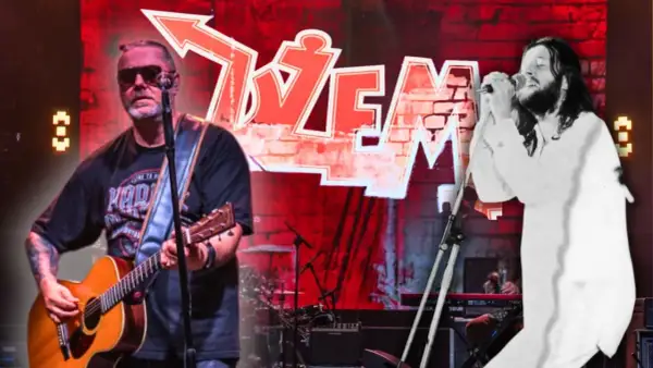 Dwaj wokaliści Dżemu: jeden gra na gitarze, drugi śpiewa do mikrofonu.