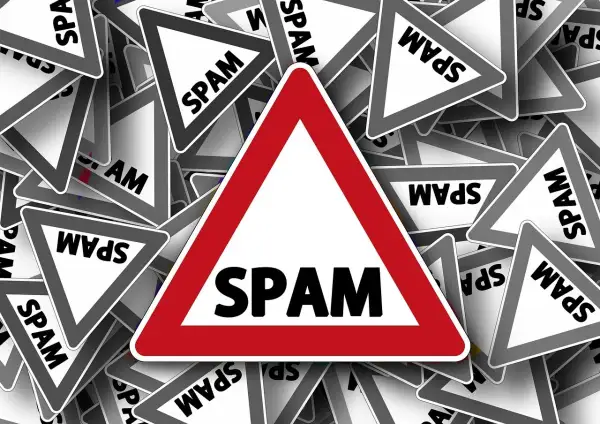Mnóstwo znaków ostrzegawczych "SPAM" symbolizuje potrzebę ochrony przed niechcianymi wiadomościami.
