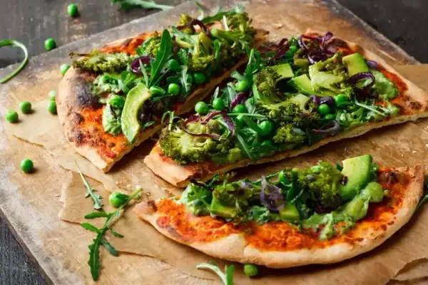 Z czym pizza wegetariańska? Najlepsze dodatki, które zaskoczą smakiem