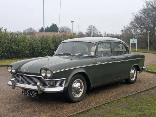 En grön Humber Super Snipe från 1960-talet parkerad utomhus.