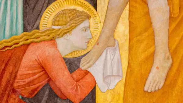 Maria aus Magdala, mit goldenem Heiligenschein, wäscht die Füße Jesu mit ihren Haaren.