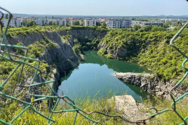 Kamieniołom w Kielcach, zielona woda i skalne zbocza. Idealne miejsce na relaks i odkrywanie nietypowych atrakcji dla dorosłych.