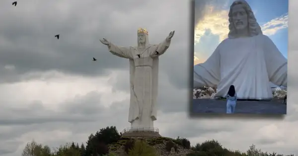 Największy pomnik Jezusa na świecie, z koroną na głowie i rozłożonymi ramionami, majestatycznie góruje nad krajobrazem.