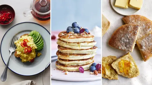 Frukost tips: Äggröra med avokado och chili, fluffiga pannkakor med blåbär och nötter, samt nybakat bröd med smör och marmelad.