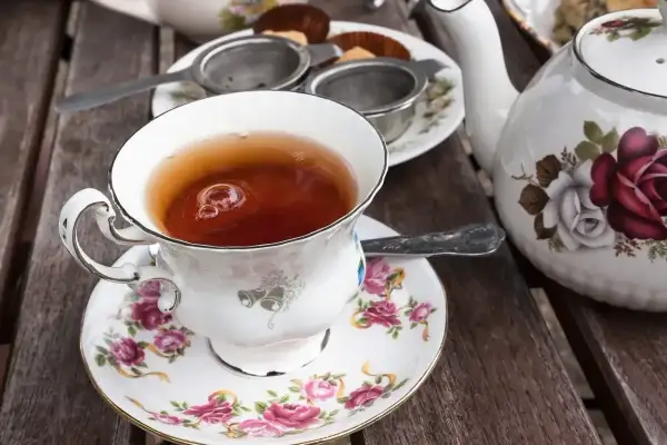 Elegancka filiżanka z czarną herbatą, idealna do delektowania się chwilą. Dowiedz się, ile parzyć czarną herbatę, by uzyskać najlepszy smak.