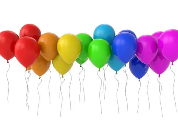 Kolorowe balony urodzinowe dla chłopca: czerwone, pomarańczowe, żółte, zielone, niebieskie i fioletowe, unoszą się na białym tle.