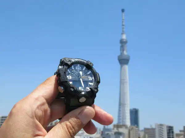 Zegar sterowany radiowo jak działa? Ten G-Shock odbiera sygnał z wieży Tokyo Skytree, synchronizując czas.