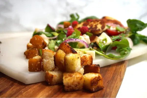 En härlig halloumi sallad med krispiga krutonger, färska bär och grönsaker.
