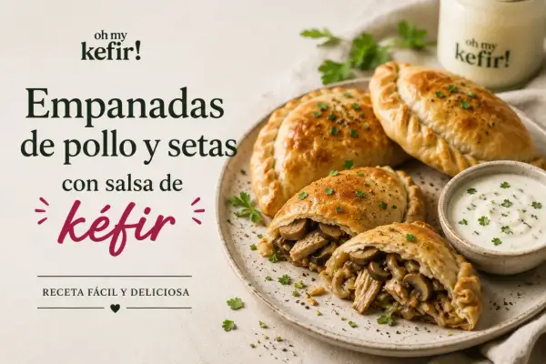 Empanadas de pollo y setas doradas, rellenas y servidas con salsa de kéfir.