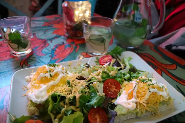 En härlig frukost med ägg, avokado och sallad. En perfekt start på dagen i Budapest, maten ser utsökt ut!