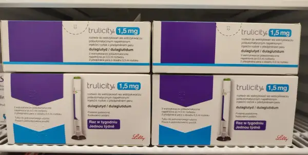 Cztery opakowania leku Trulicity 1,5 mg, zawierające po dwa wstrzykiwacze półautomatyczne z dulaglutydem.
