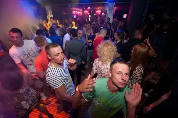 Mielno kluby kiedy otwarte - sprawdź godziny i uniknij rozczarowania