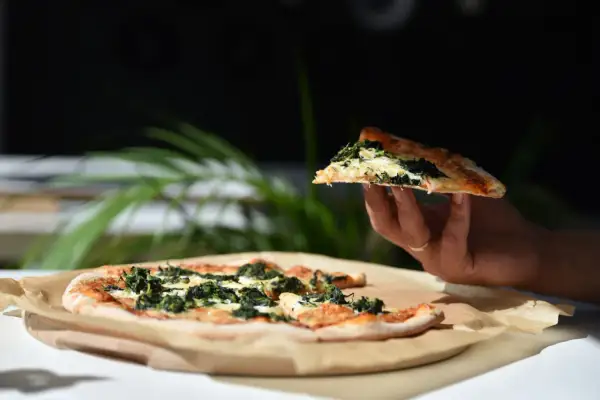 Gdzie powstała pizza? Odkryj jej zaskakującą historię i korzenie
