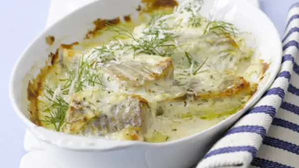 Fisch im Backofen, cremig und mit Dill verfeinert. Wie lange er gart, hängt von der Dicke ab.