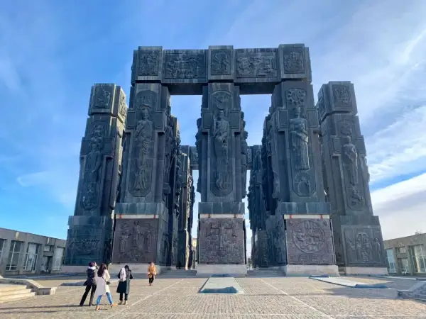 Pomnik Historii Gruzji w Tbilisi. Monumentalne kolumny z płaskorzeźbami przedstawiającymi sceny z historii kraju.