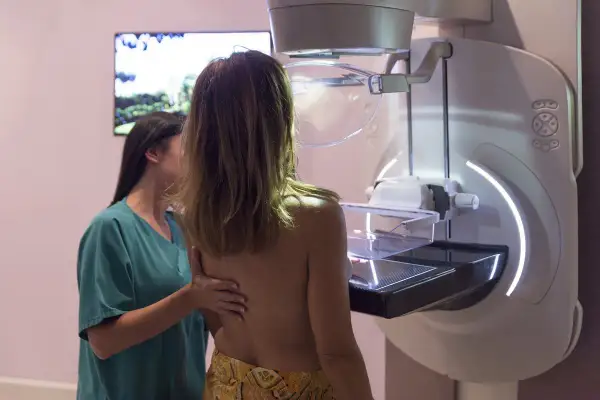 Prawda o mammografii: badanie piersi z pomocą pielęgniarki przy nowoczesnym aparacie.