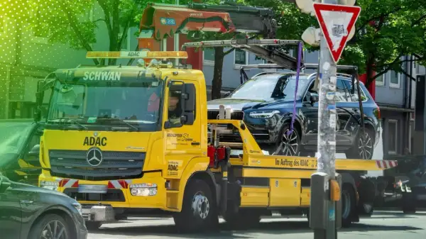 Gelber ADAC-Abschleppwagen mit SUV auf Ladefläche. Informiert über die Kosten eines Abschleppdienstes.