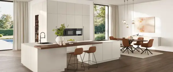 Cocinas abiertas al salón pequeñas, con isla central, electrodomésticos integrados y zona de comedor.
