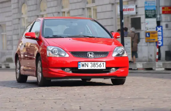 Czerwony Honda Civic VII, gotowy do wymiany żarówki mijania.