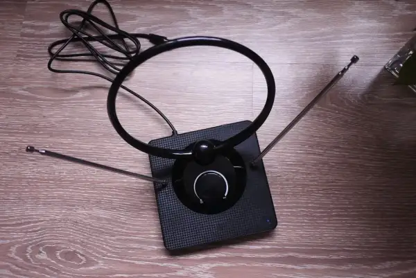Antena pokojowa z okrągłą pętlą i teleskopowymi wysięgnikami. Idealna, by sprawdzić, jaka telewizja w bloku będzie dostępna.
