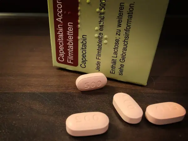 Capecitabin-Tabletten, die bei Brustkrebs eingesetzt werden, liegen neben der Packungsbeilage.