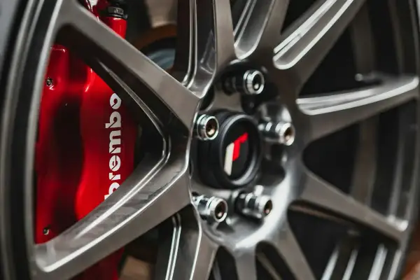 Felga aluminiowa po polerowaniu, z widocznym czerwonym zaciskiem hamulcowym Brembo.