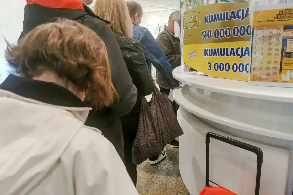 Kolejka do punktu Lotto. Czy loterie kryptowalutowe legalność losowań opartych o technologię blockchain kiedyś zastąpią tradycyjne gry?