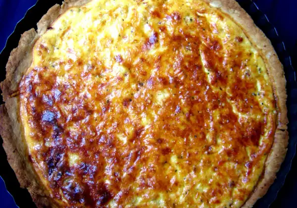 Złocisty quiche lorraine, idealny na obiad lub kolację. Ten przepis na quiche lorraine zachwyci każdego!