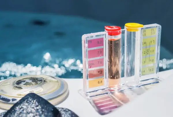 Testeur de pH et de chlore pour piscine. Le pH est légèrement élevé, il faut trouver comment augmenter le pH de l'eau naturellement.