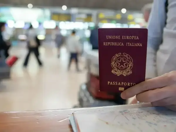 Włoski paszport, nie serbski dowód, gotowy do podróży.