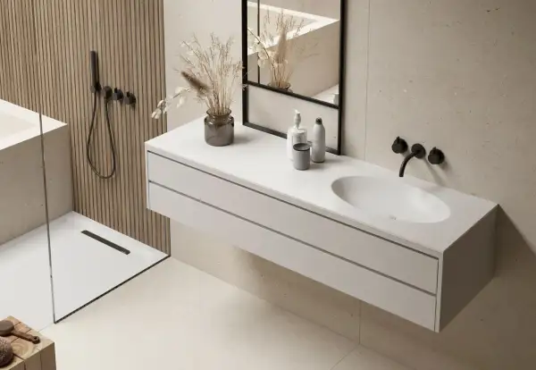 Installation lavabo moderne suspendu, avec robinetterie noire et miroir. Douche et murs texturés complètent l'ambiance.