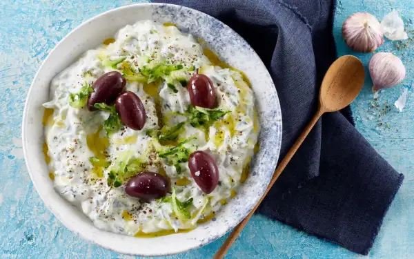 Krämig tzatziki med gurka, oliver och olivolja. Ett perfekt tzatziki recept för sommaren.