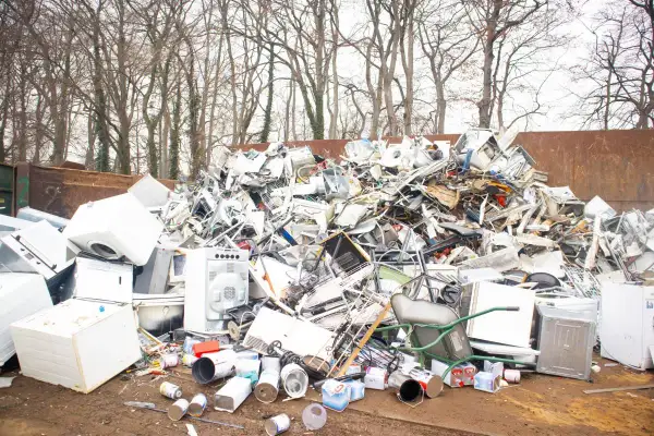 Góra złomu AGD, w tym pralki i lodówki. Trudno określić, ile waży agregat z lodówki w takim bałaganie.